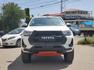 Toyota Hilux 2022 White