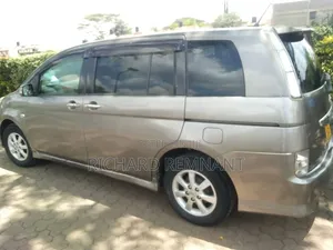 Toyota ISIS 1.8 Platana 2WD 2012 Gray