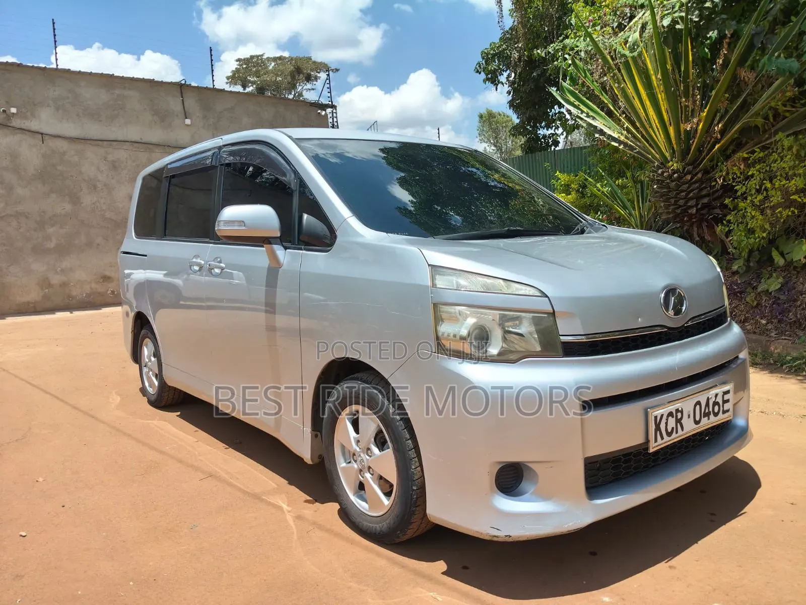 Toyota Voxy 2011 Silver