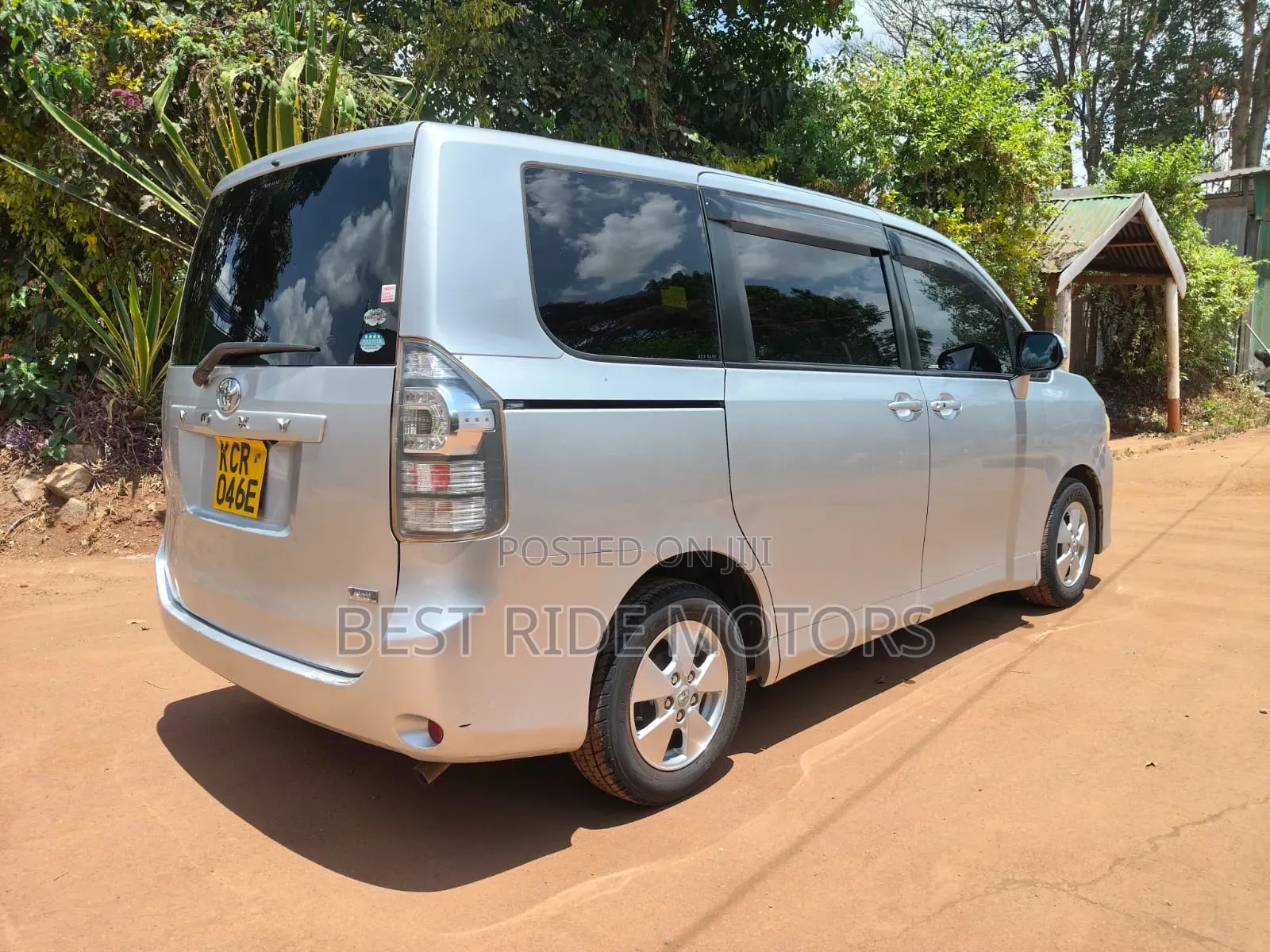 Toyota Voxy 2011 Silver