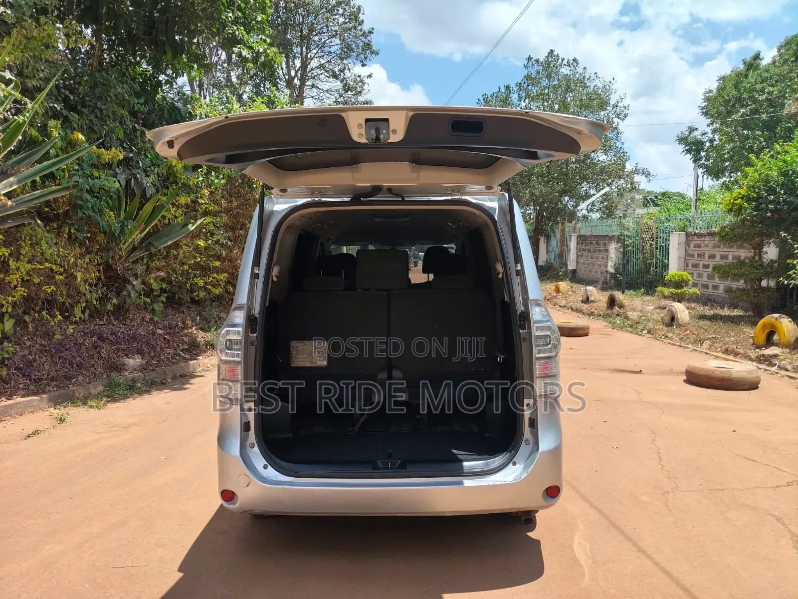 Toyota Voxy 2011 Silver