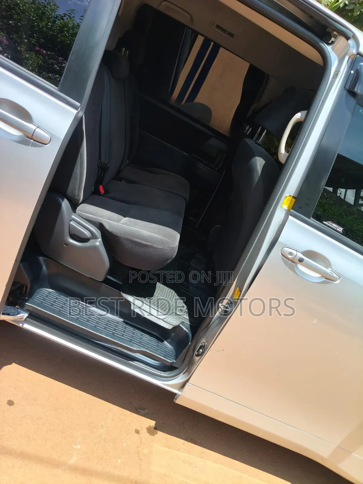 Toyota Voxy 2011 Silver