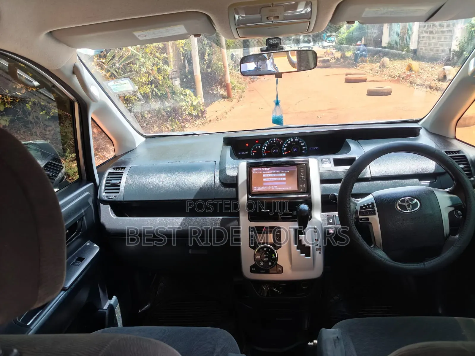 Toyota Voxy 2011 Silver