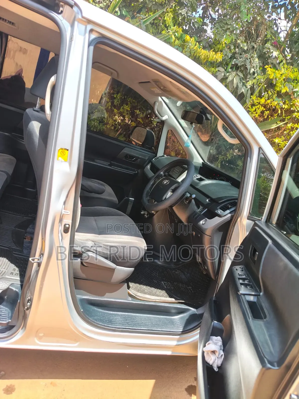 Toyota Voxy 2011 Silver