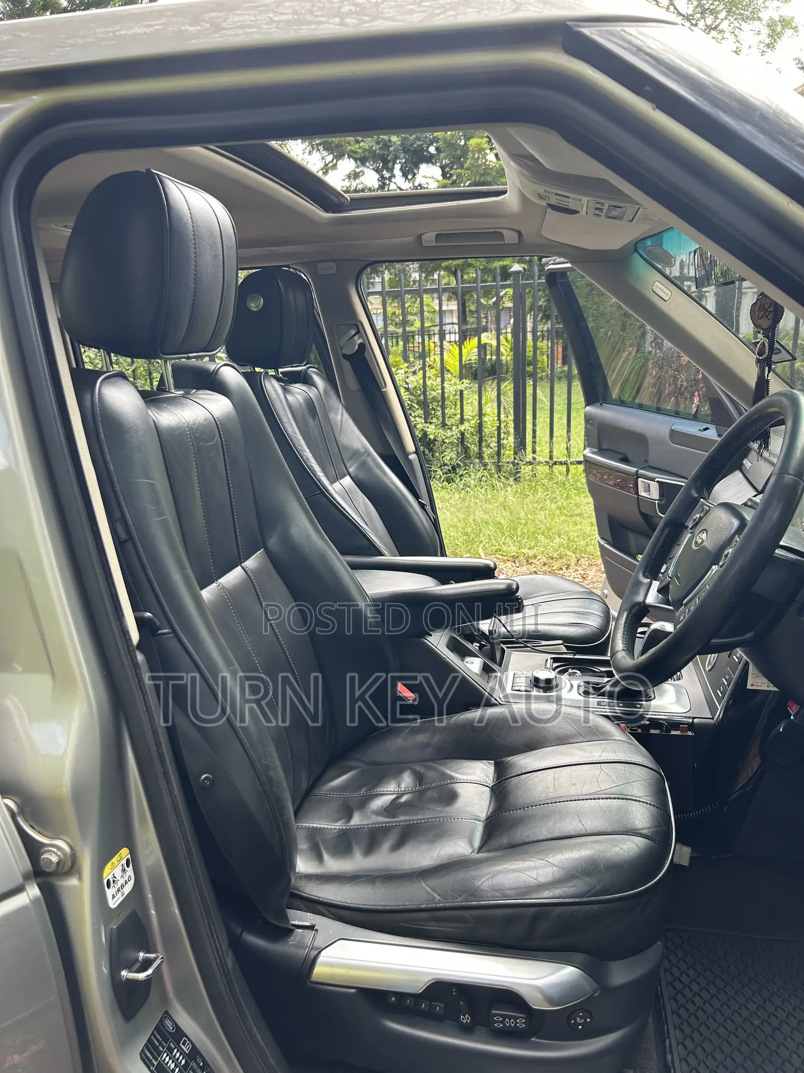 Land Rover Range Rover Vogue 2010 Gold