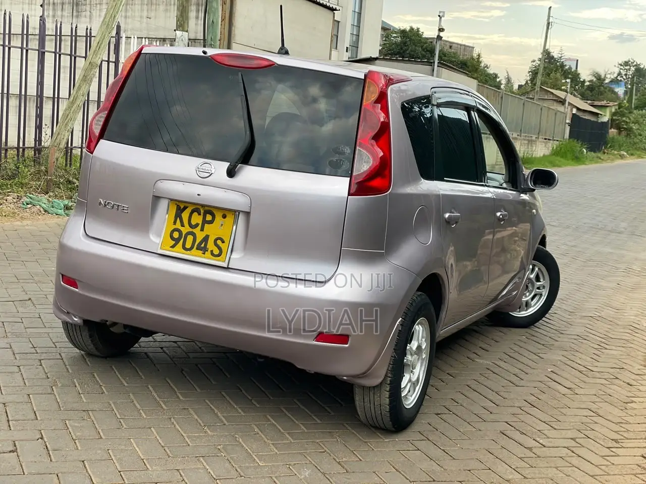 Nissan Note 2011 Pink