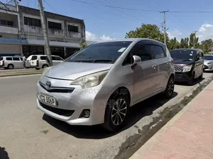 Toyota Ractis 2011 Silver
