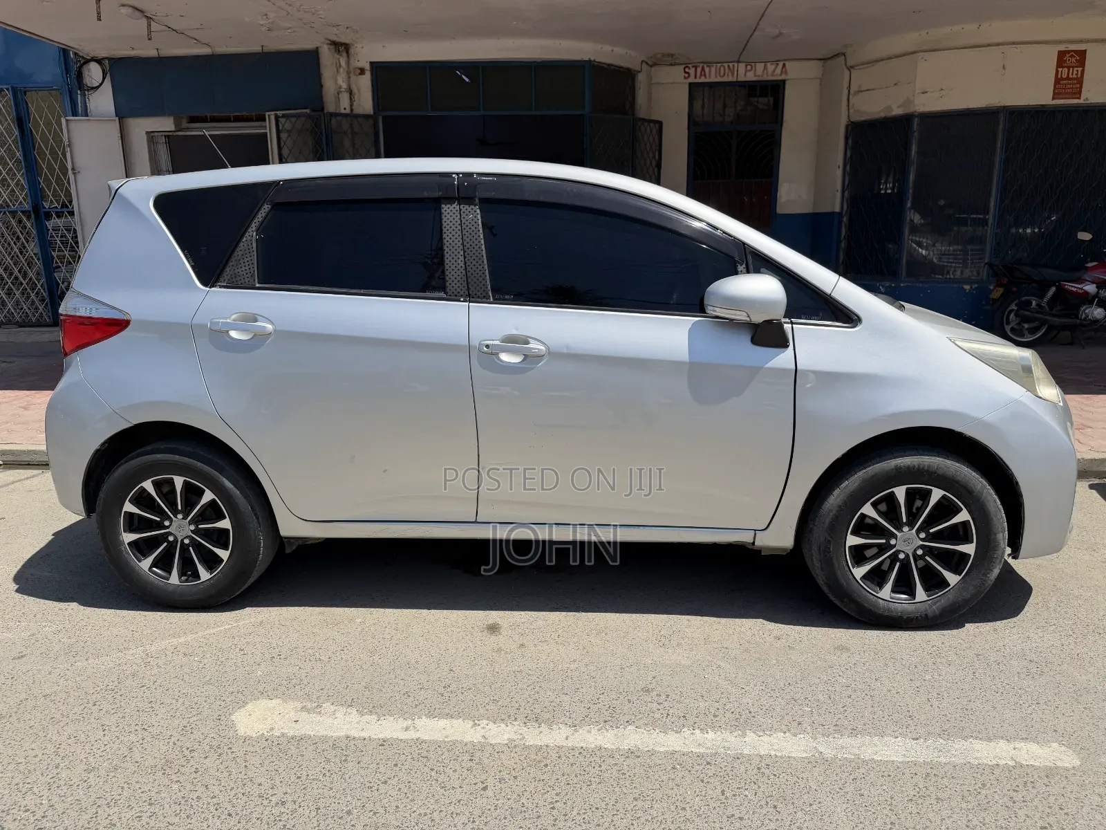 Toyota Ractis 2011 Silver