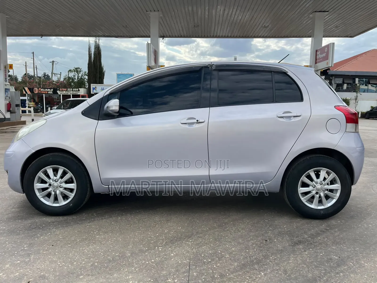 Toyota Vitz 2010 Silver