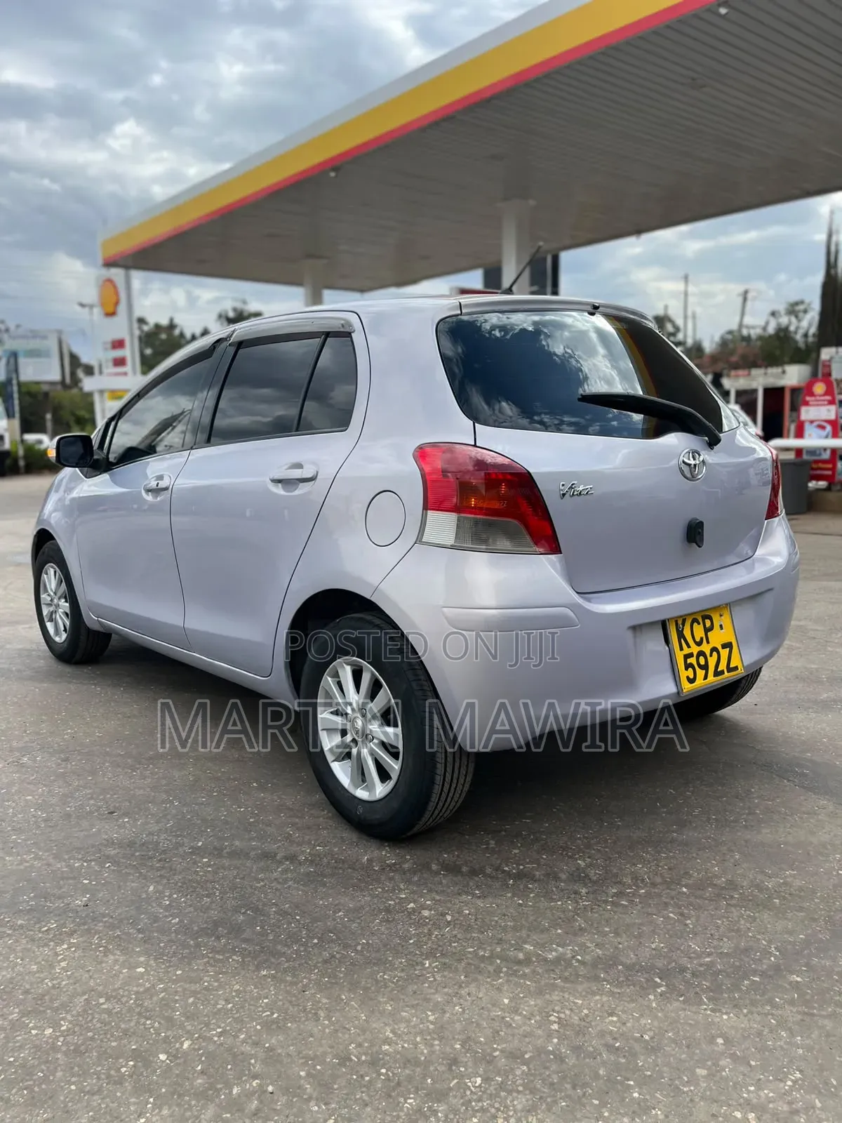 Toyota Vitz 2010 Silver