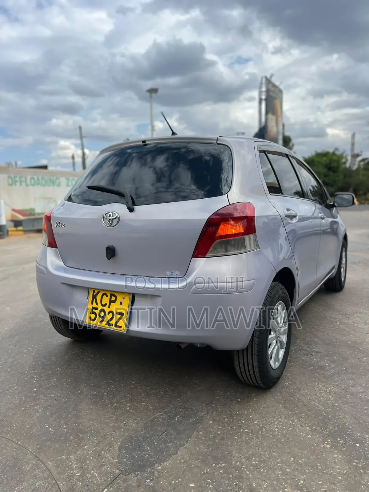 Toyota Vitz 2010 Silver