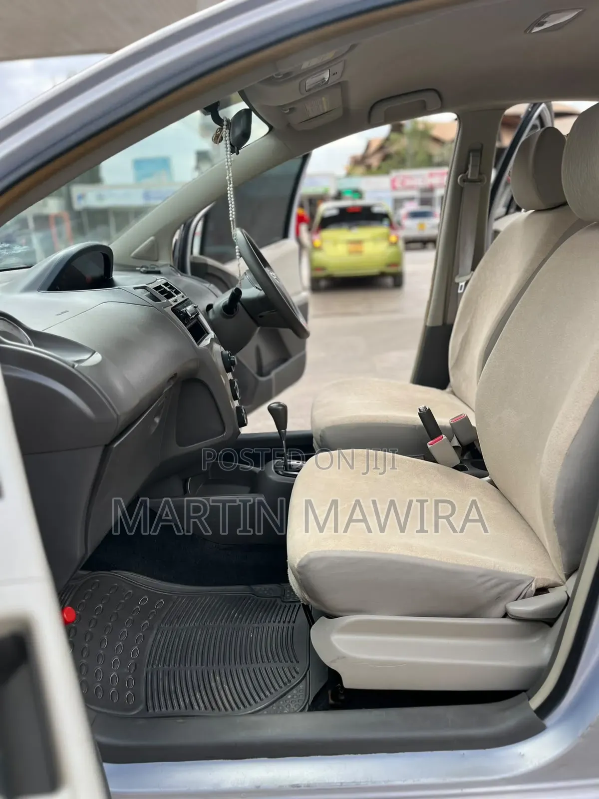 Toyota Vitz 2010 Silver