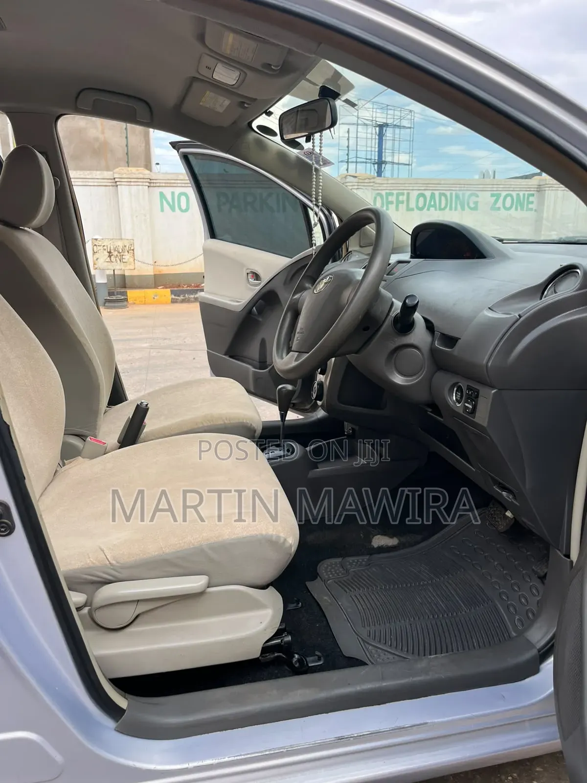 Toyota Vitz 2010 Silver