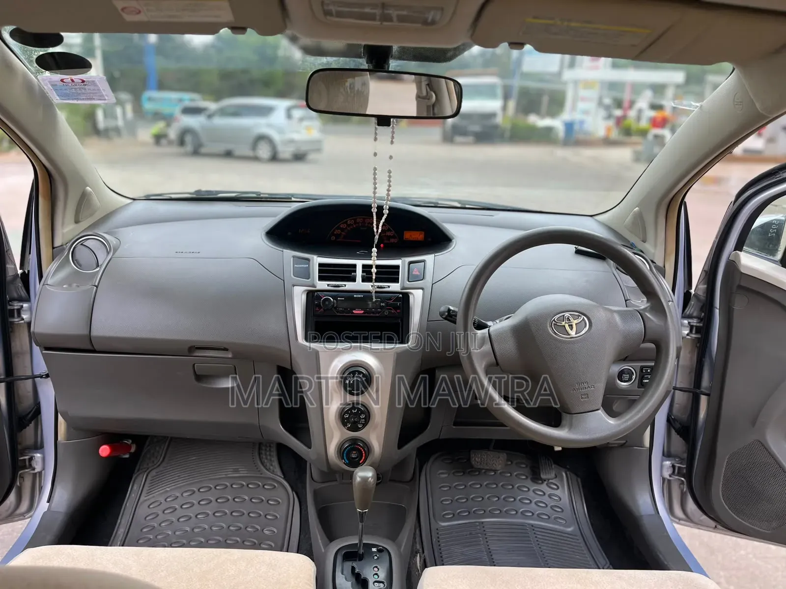 Toyota Vitz 2010 Silver
