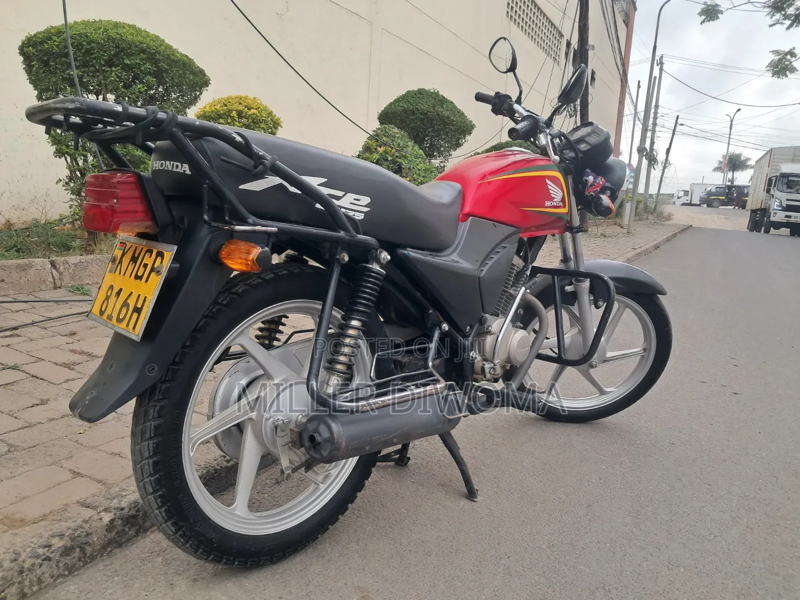 Honda CB 2025 Red
