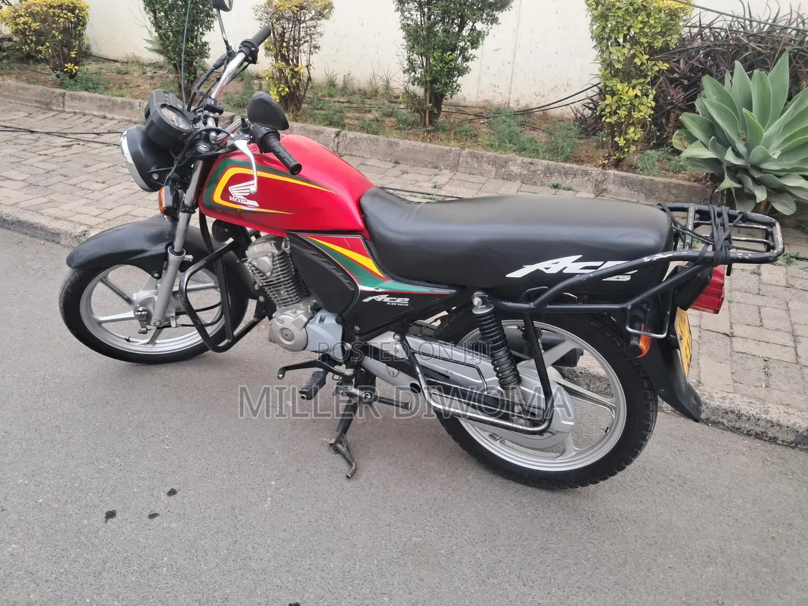 Honda CB 2025 Red