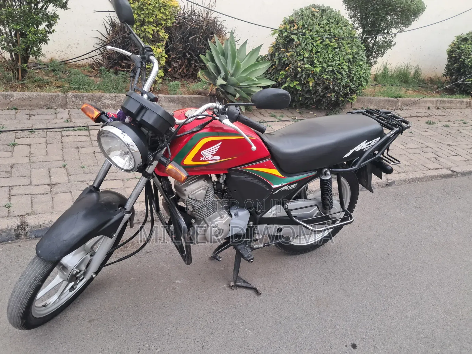 Honda CB 2025 Red
