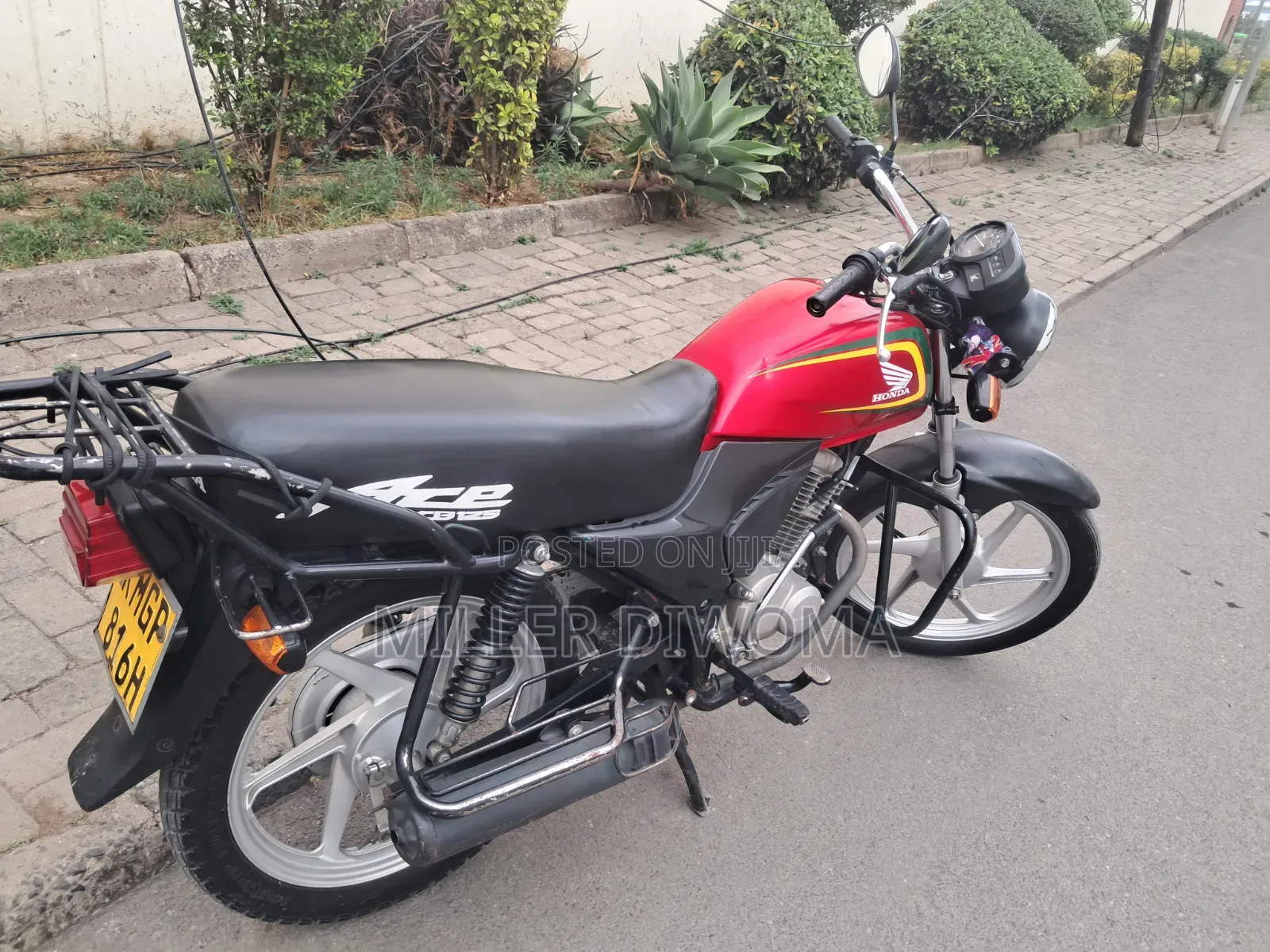Honda CB 2025 Red