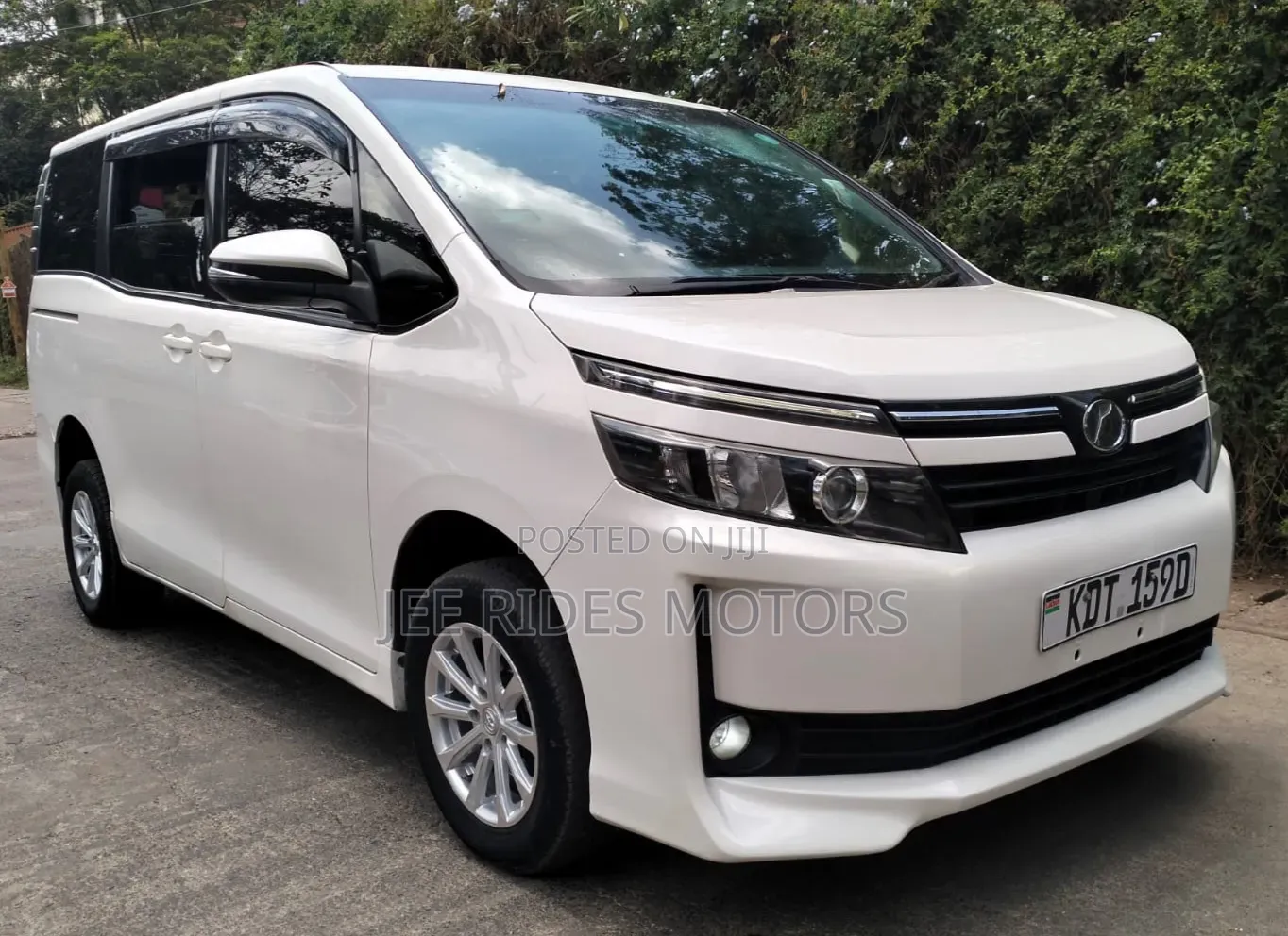 Toyota Voxy 2017 Ivory