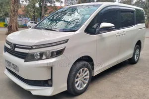 Toyota Voxy 2017 Ivory