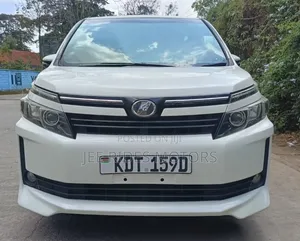 Toyota Voxy 2017 Ivory