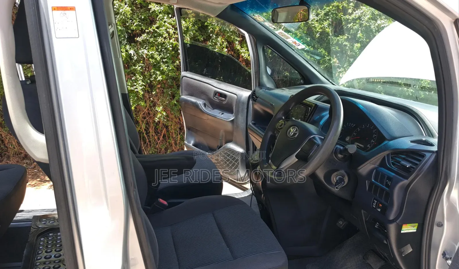 Toyota Noah 2015 Silver