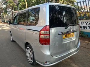 Toyota Noah 2.0 158hp FWD (8 Seater) 2013 Gold