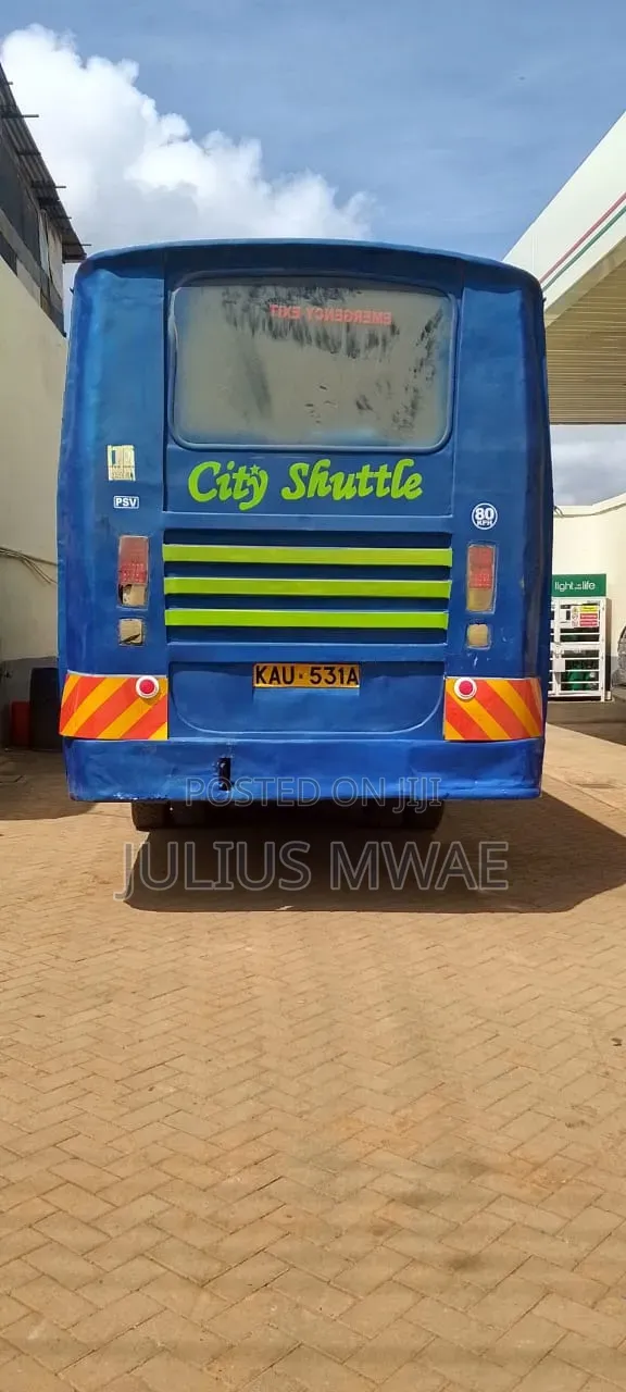 Isuzu FRR 2012 Blue
