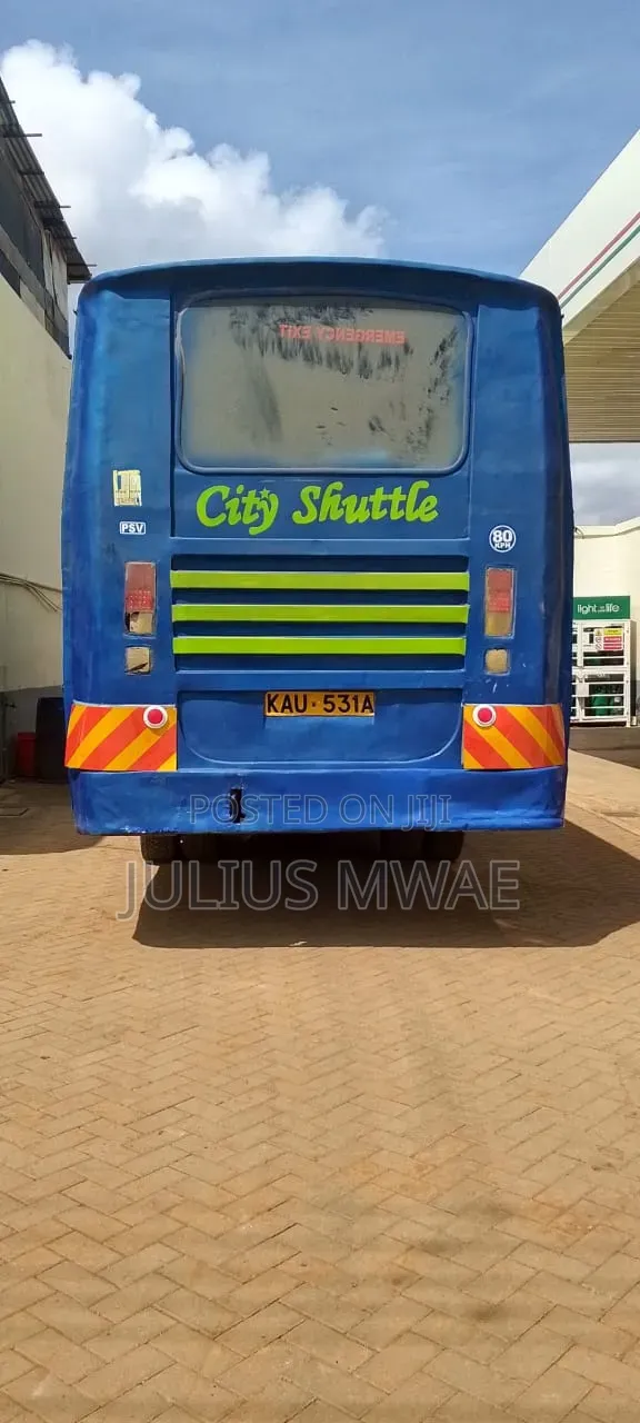 Isuzu FRR 2012 Blue