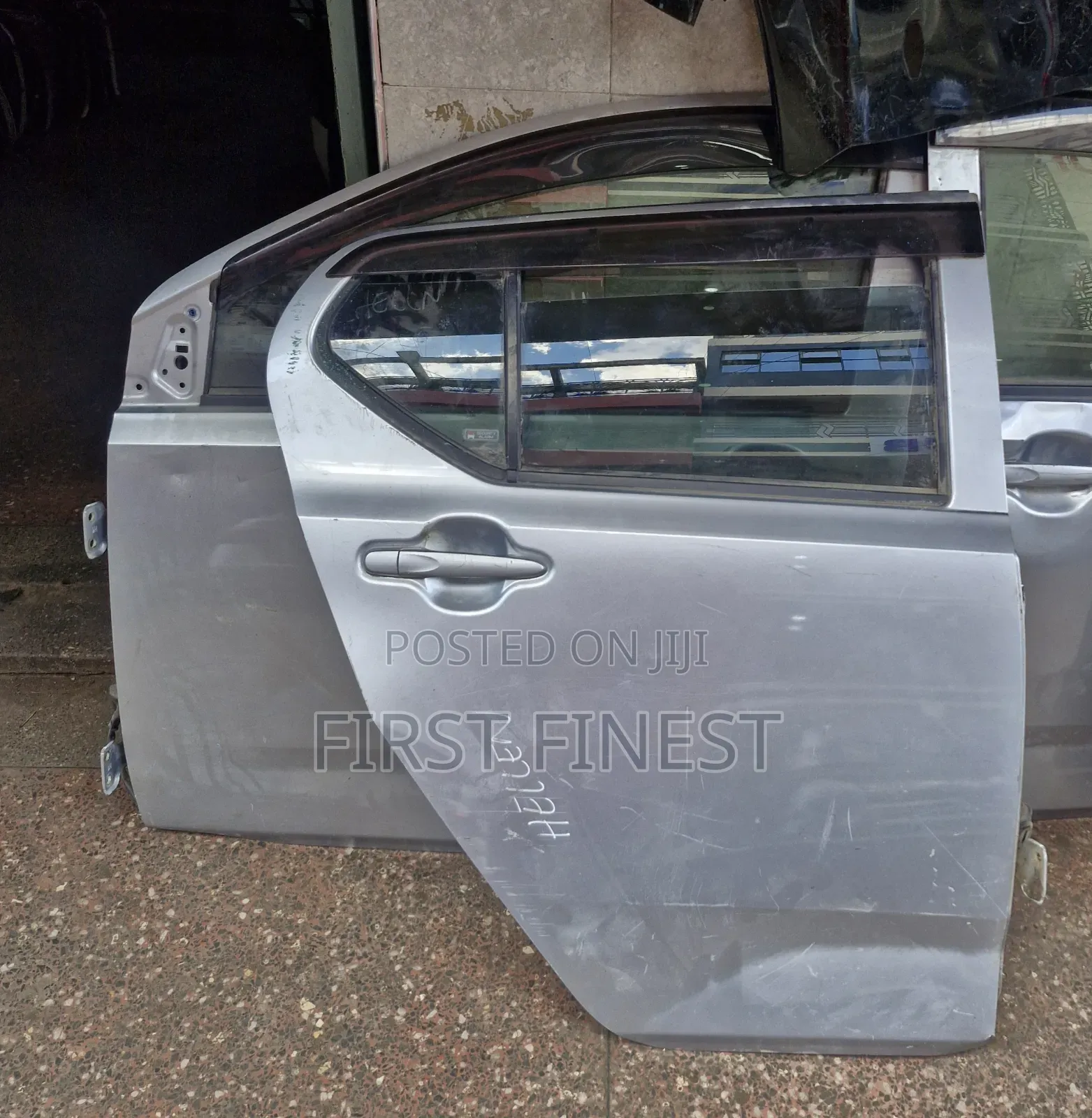 Daihatsu Mira Eis 2015 Doors