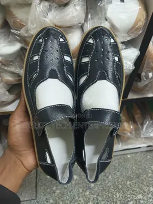 Women’s Black Breathable Cut-Out Casual Shoes / Comfort Flat Sandals