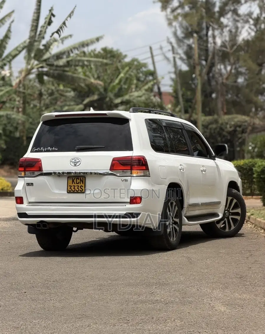 Toyota Land Cruiser 2010 White