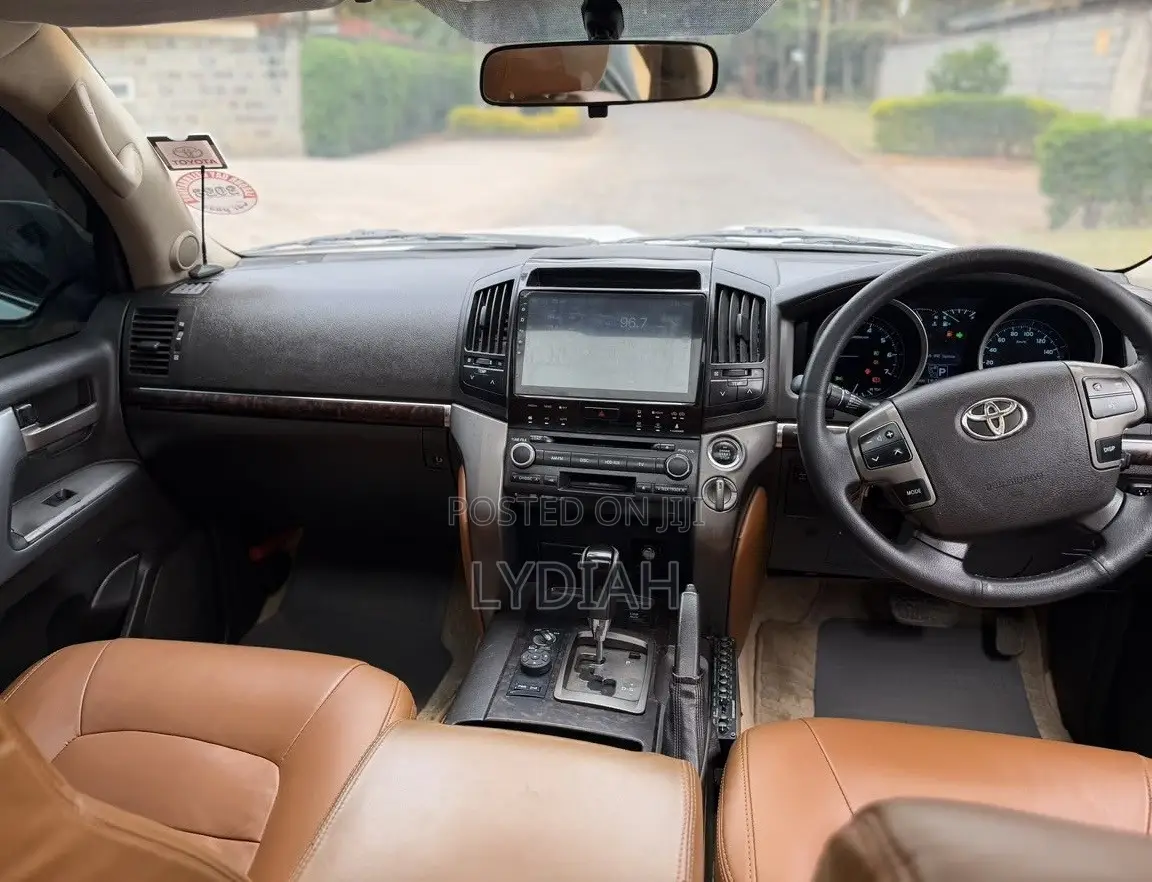 Toyota Land Cruiser 2010 White