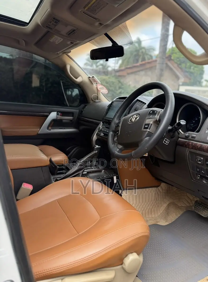 Toyota Land Cruiser 2010 White