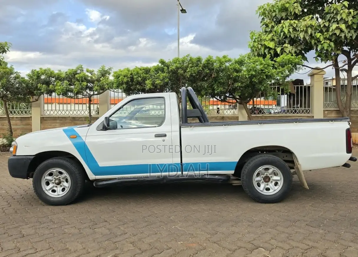 Nissan Hardbody 2011 White