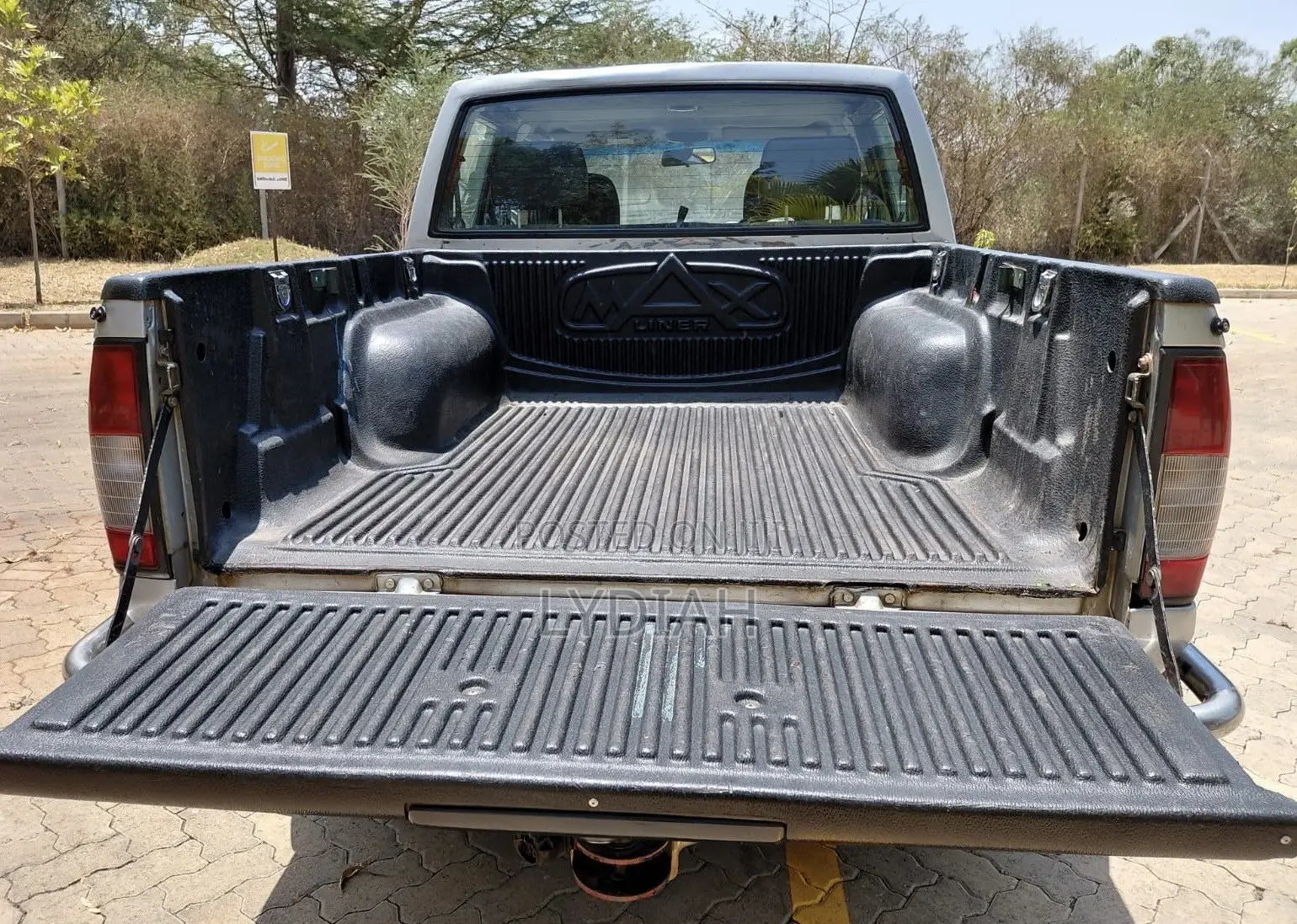 Nissan Hardbody 2005 Silver