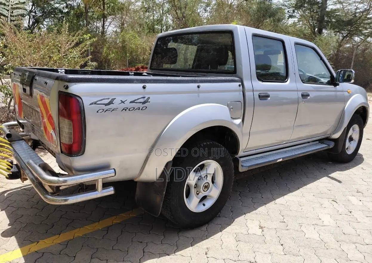 Nissan Hardbody 2005 Silver