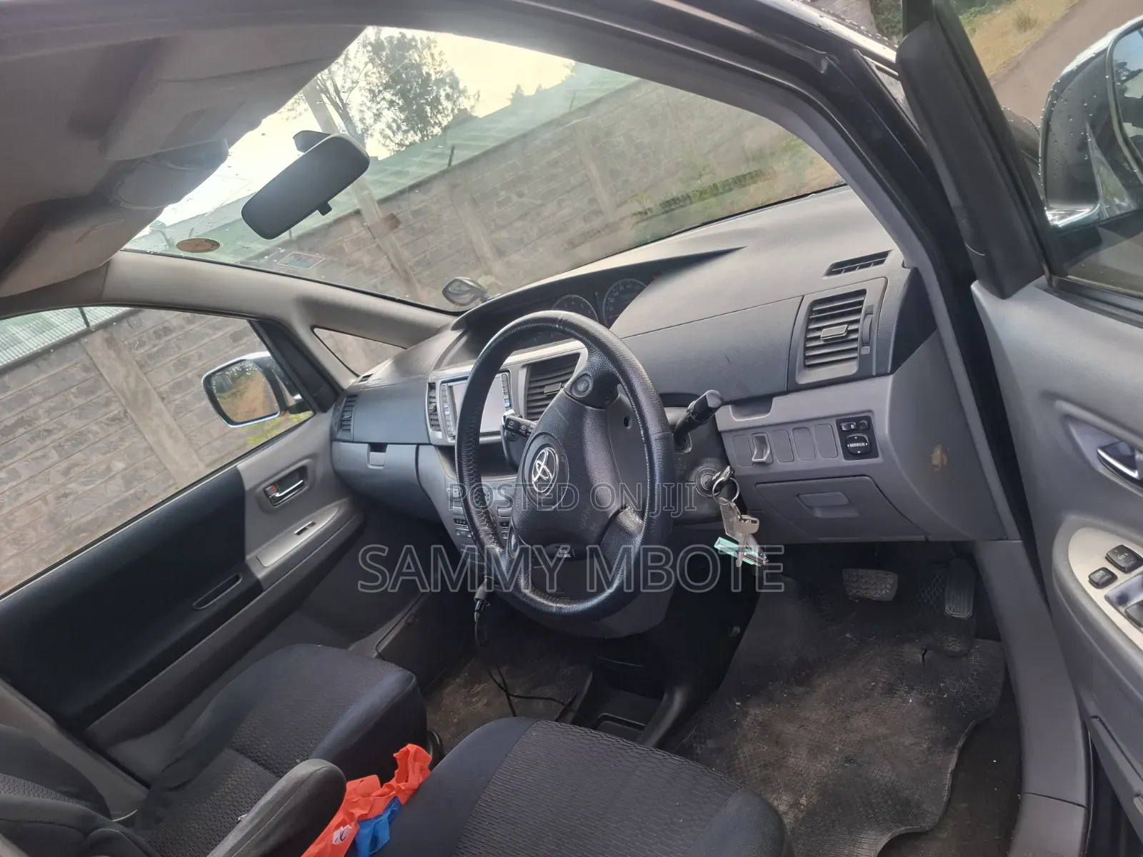 Toyota Voxy X 2WD 8-Seater 2006
