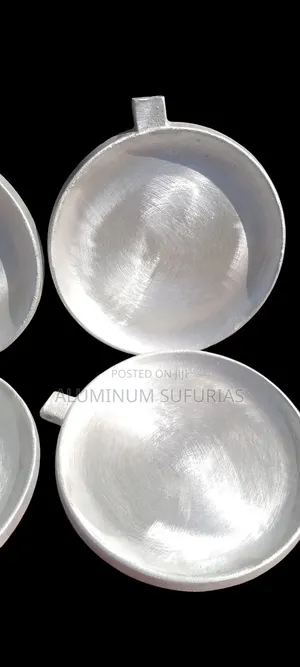 Light and Heavy Aluminum Pans