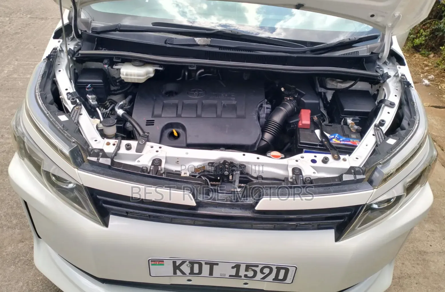 Toyota Voxy X 2WD 8-Seater 2017 White