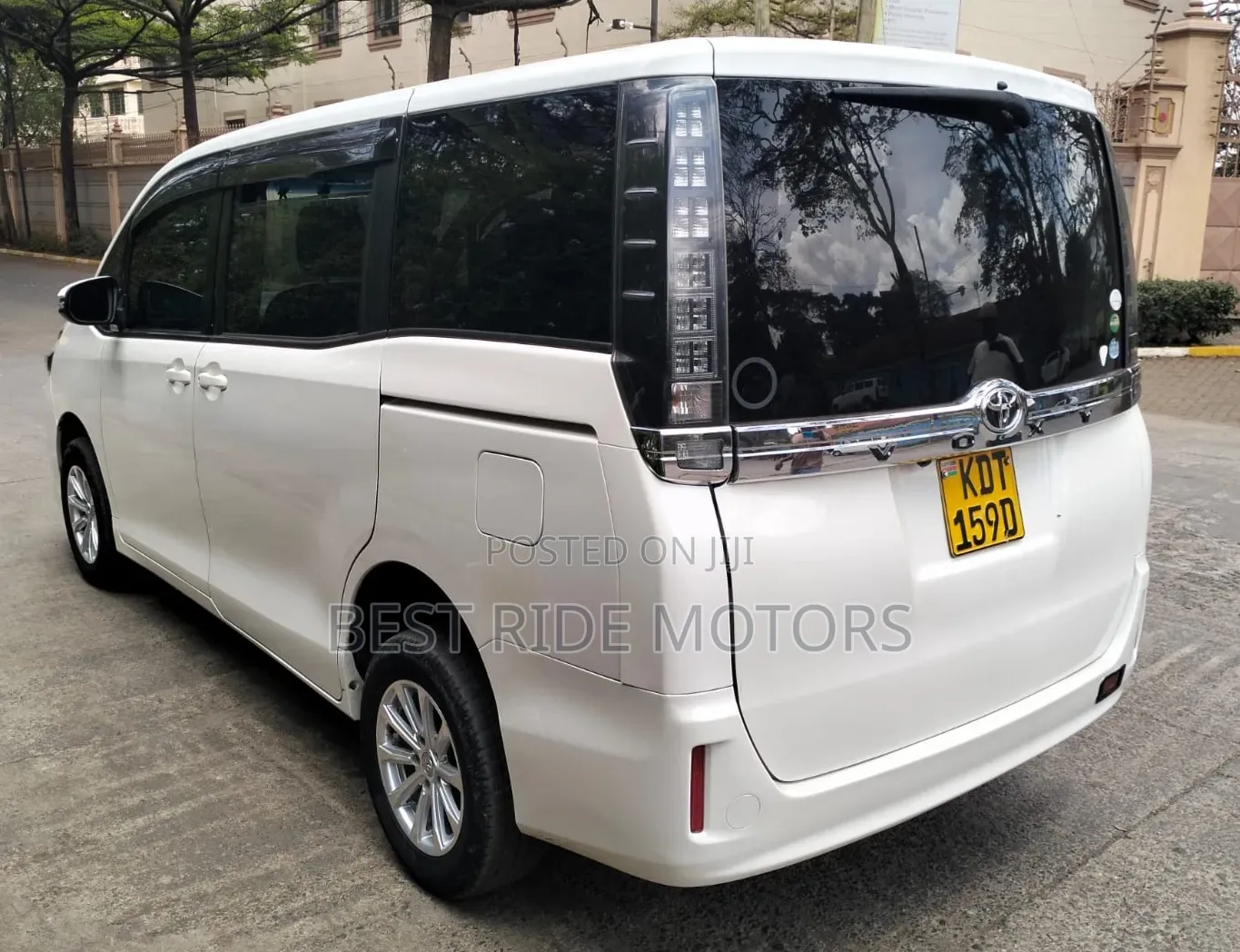 Toyota Voxy X 2WD 8-Seater 2017 White