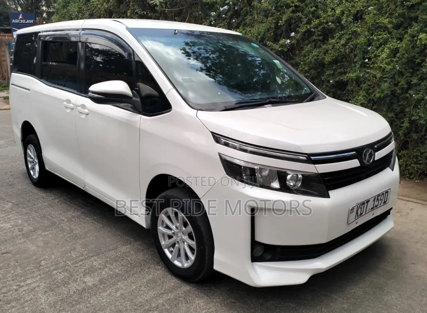 Toyota Voxy X 2WD 8-Seater 2017 White