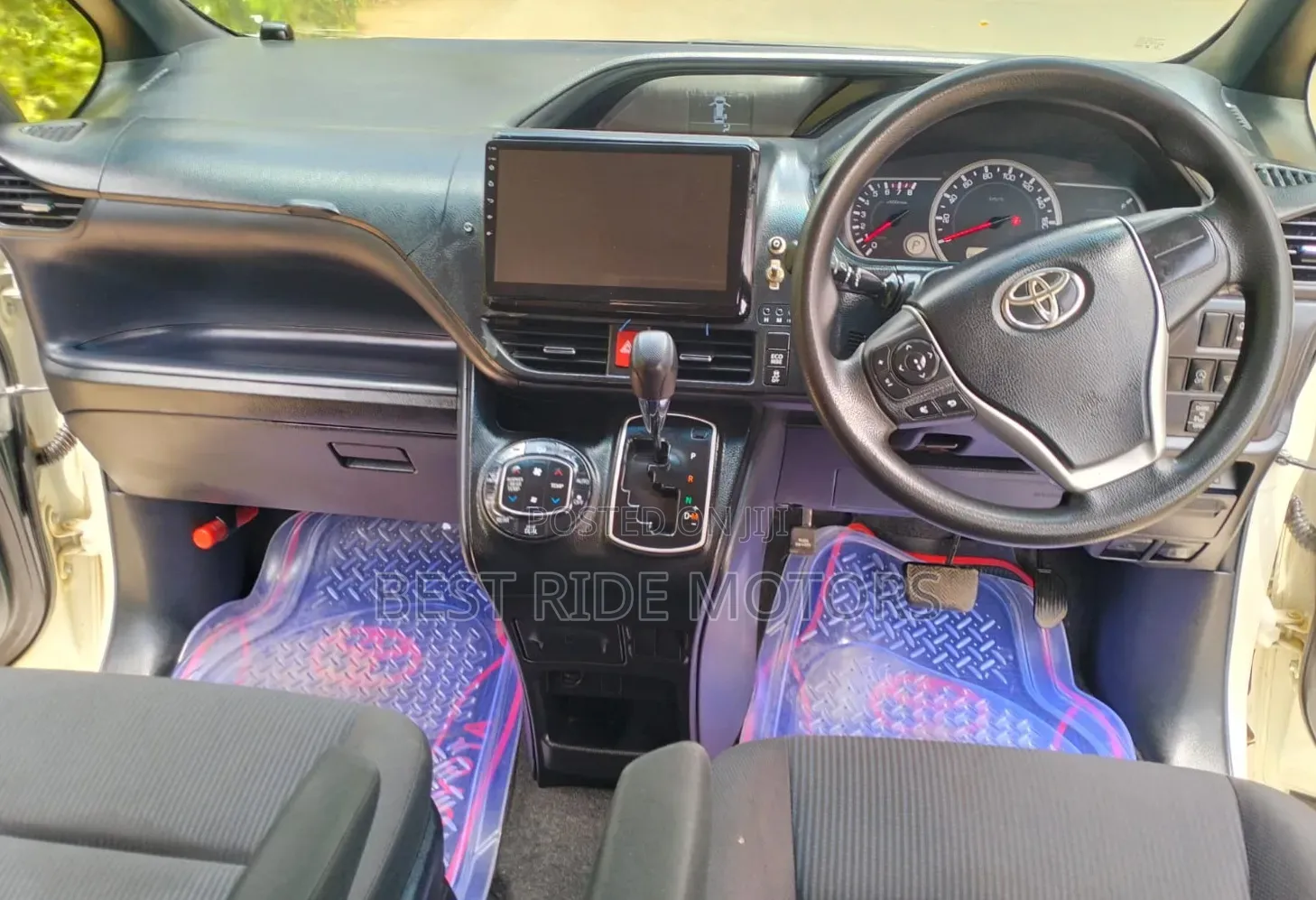 Toyota Voxy X 2WD 8-Seater 2017 White