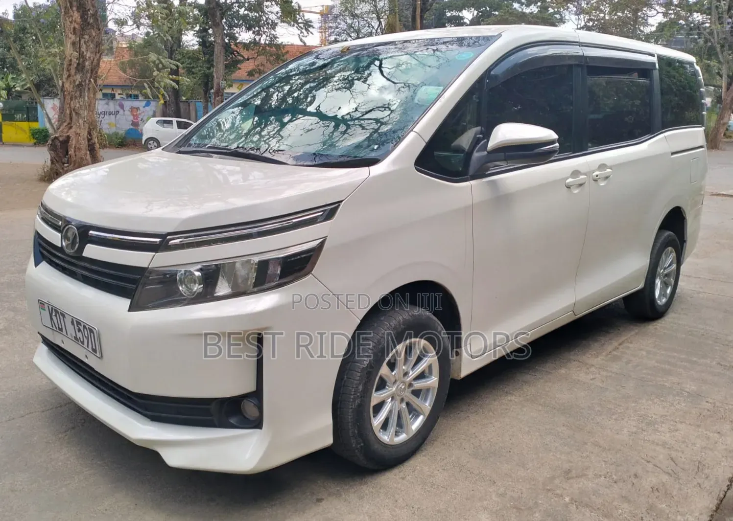 Toyota Voxy X 2WD 8-Seater 2017 White
