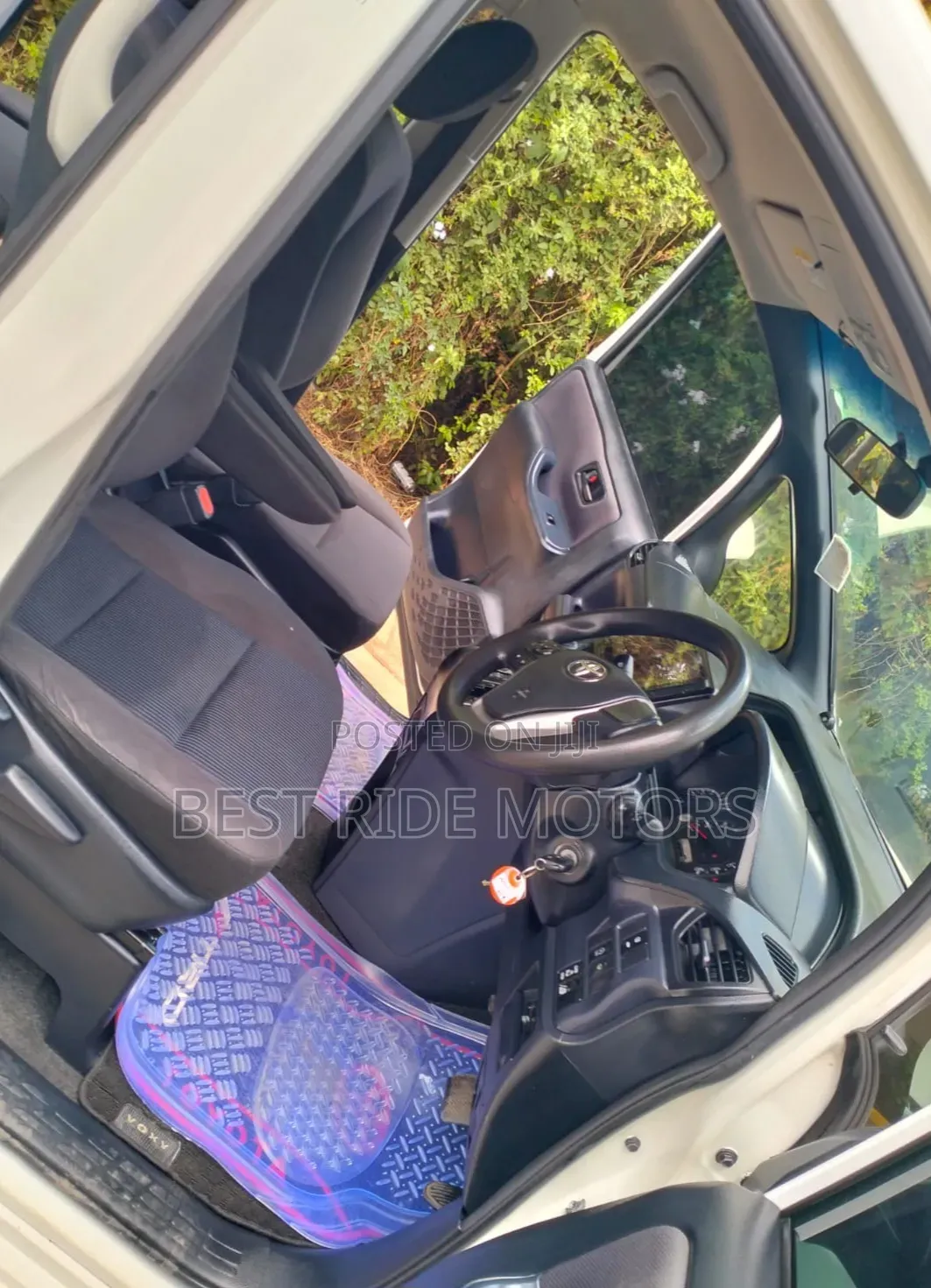 Toyota Voxy X 2WD 8-Seater 2017 White