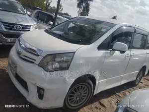 Toyota Noah 2.0 143hp AWD (8 Seater) 2013 White