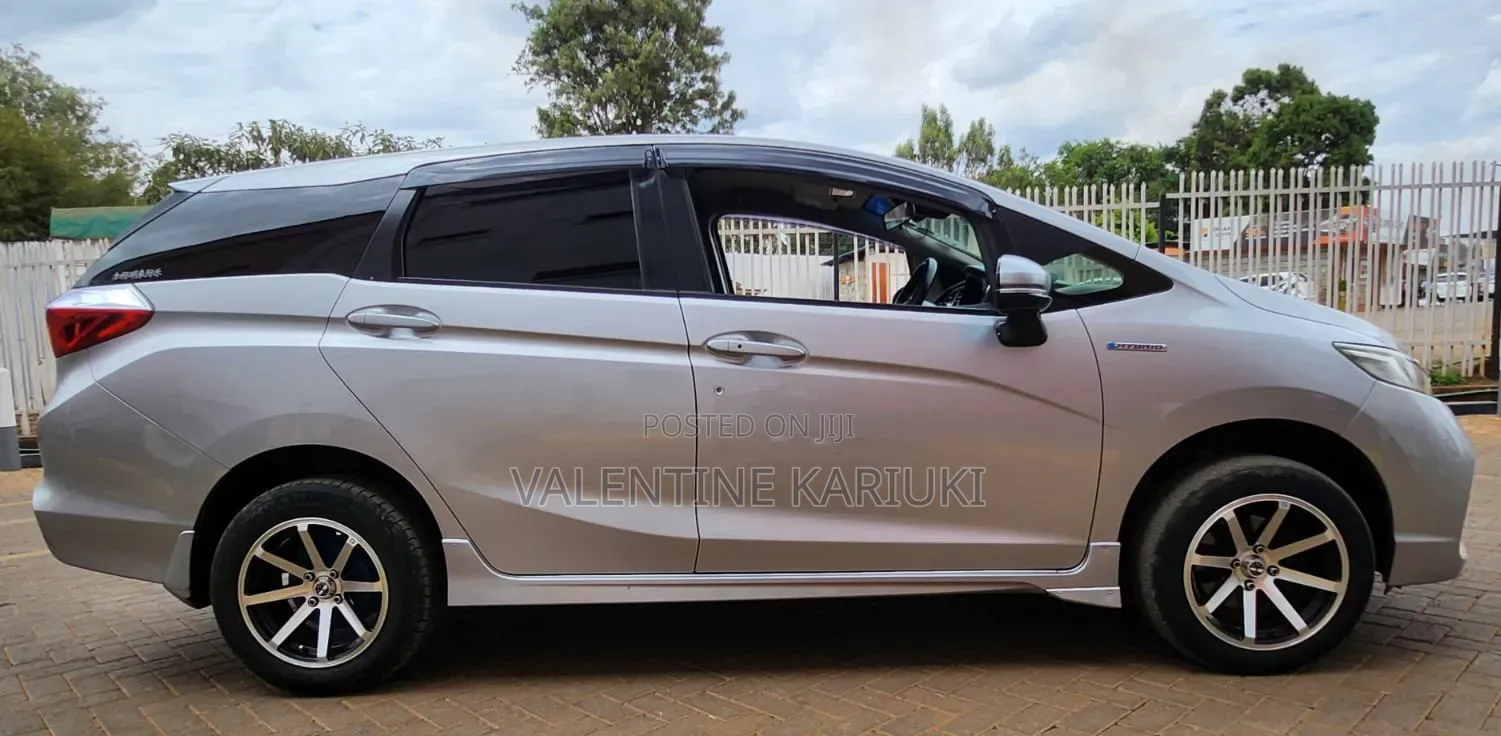 Honda Fit Shuttle 2017 Silver