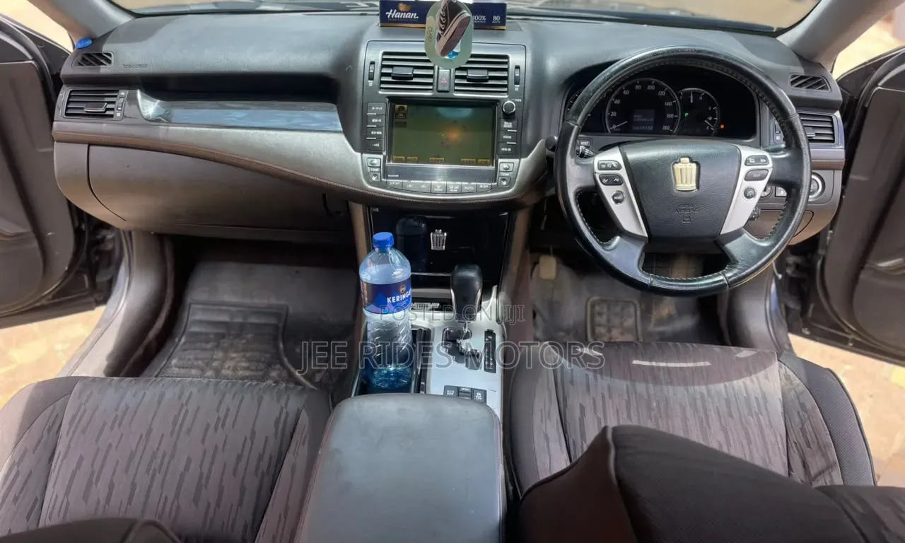 Toyota Crown 2010 Black