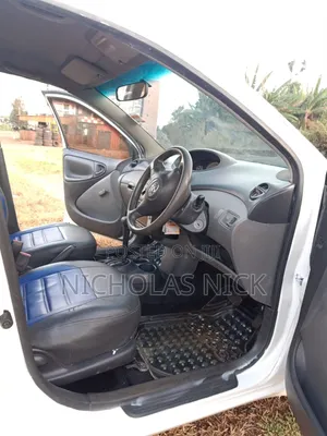 Toyota Vitz 2002 White