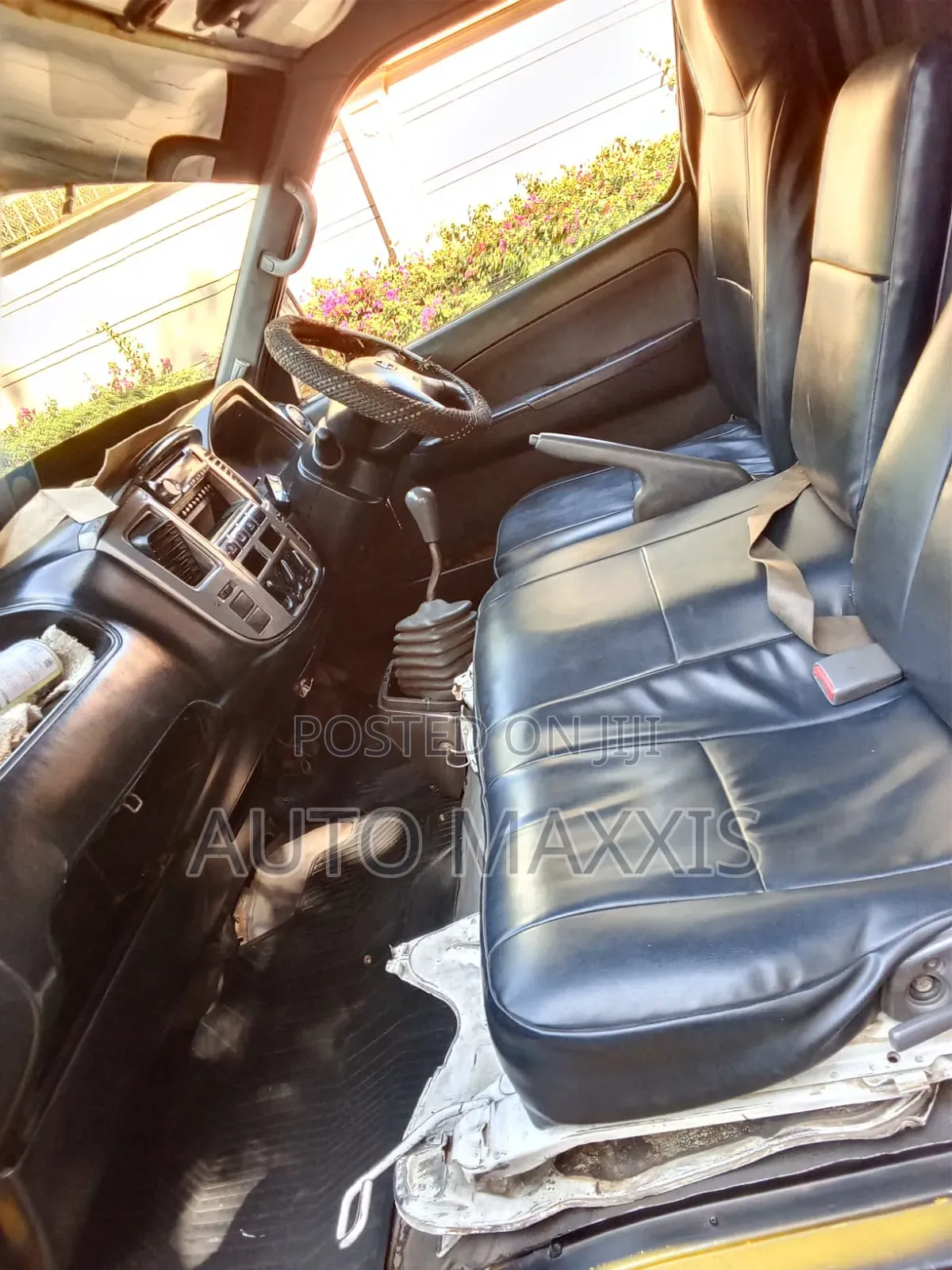 Nissan Caravan (Urvan) 2007 Yellow